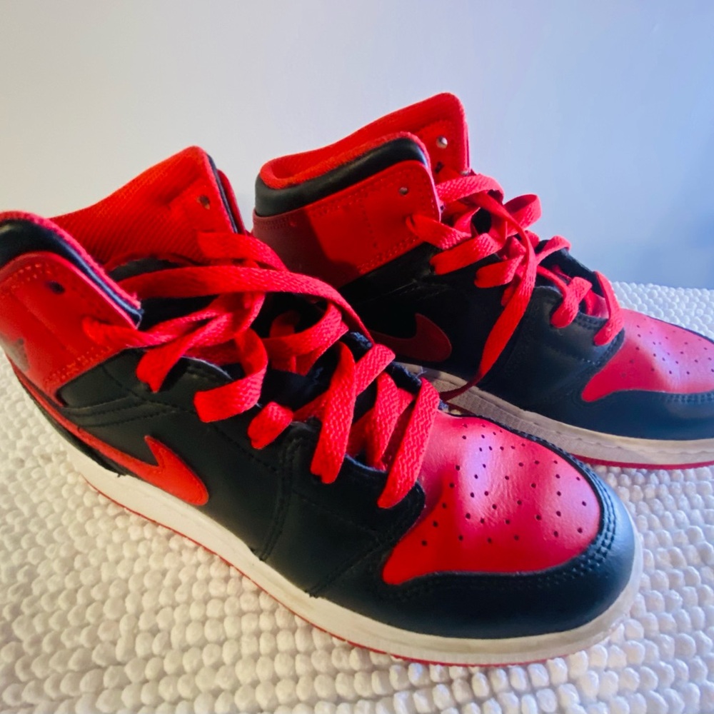 Air Jordan kid size 5y
Black, red and white